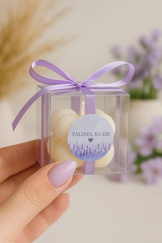 Lavandas kāzu sveces viesiem ar personalizētu uzlīmi